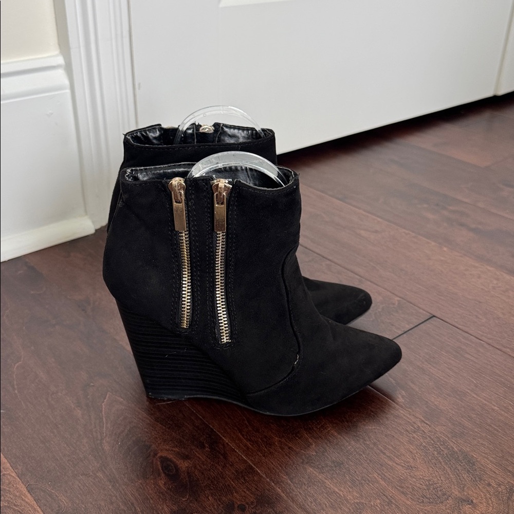 Just Fab Women’s Black Ankle Booties Wedge Heel Gold Zippers, size 8 shoes